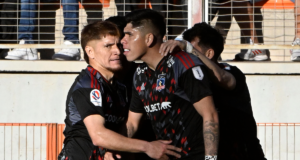 Futbolistas de Colo-Colo abrazan a Carlos Palacios tras anotar el 1-1 parcial ante Cobreloa en el marco del partido de ida de la Copa Chile 2023.