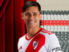 Pablo Solari sonriendo en plena presentación de la camiseta de River Plate para la temporada 2023/24.