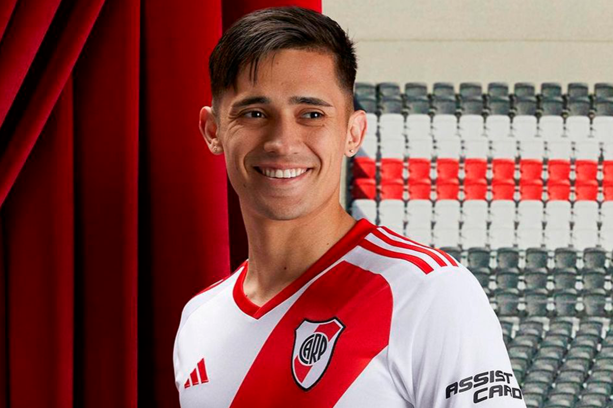 Pablo Solari sonriendo en plena presentación de la camiseta de River Plate para la temporada 2023/24.