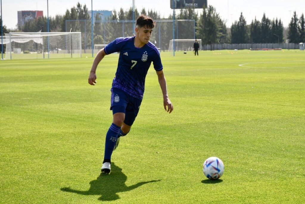 Pablo Solari jugando por Argentina con la camiseta 7