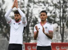 Jeyson Rojas y Daniel Gutiérrez con la manos levantadas jugando por Colo-Colo