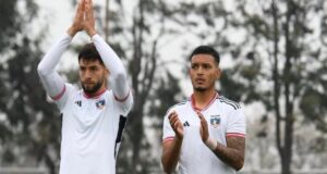 Jeyson Rojas y Daniel Gutiérrez con la manos levantadas jugando por Colo-Colo