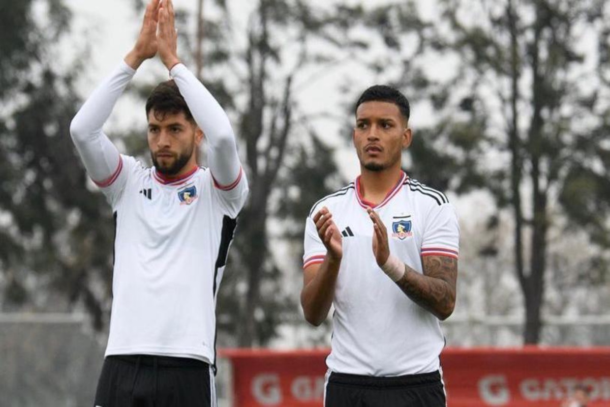 Jeyson Rojas y Daniel Gutiérrez con la manos levantadas jugando por Colo-Colo
