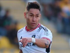 Òscar Opazo jugando por Colo-Colo con la camieseta blanca