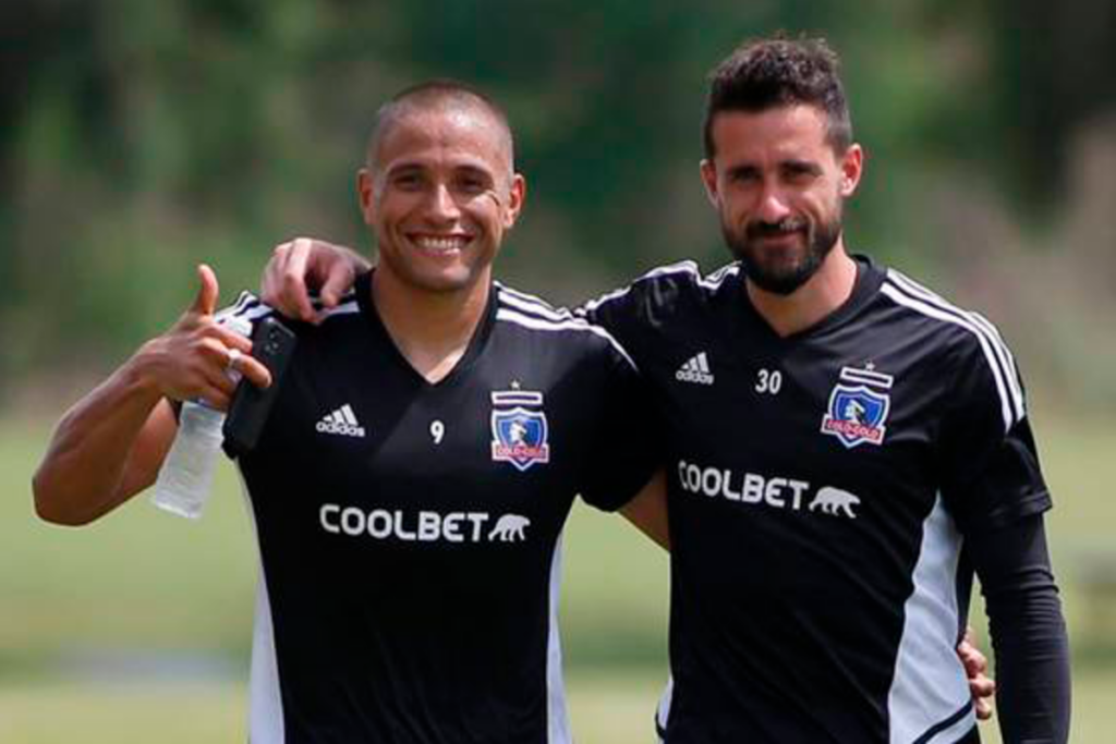 Leandro Benegas y Fernando de Paul posan sonrientes frente a las cámaras en pleno entrenamiento con la camiseta de Colo-Colo.