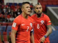 Arturo Vidal y Alexis Sánchez con la camiseta de La Roja
