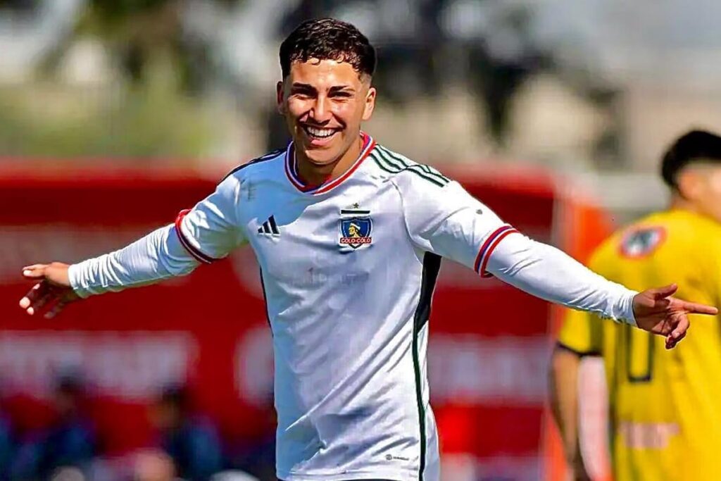 Plano americano de Enzo Romero celebrando un gol con la categoría de Proyección.