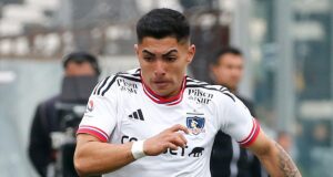 Primer plano a Jordhy Thompson con la camiseta de Colo-Colo en el Estadio Monumental.