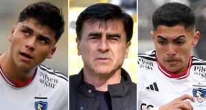 Primer plano a los rostros de los jugadores de Colo-Colo Damián Pizarro y Jordhy Thompson, además de Gustavo Quinteros, entrenador del primer equipo.