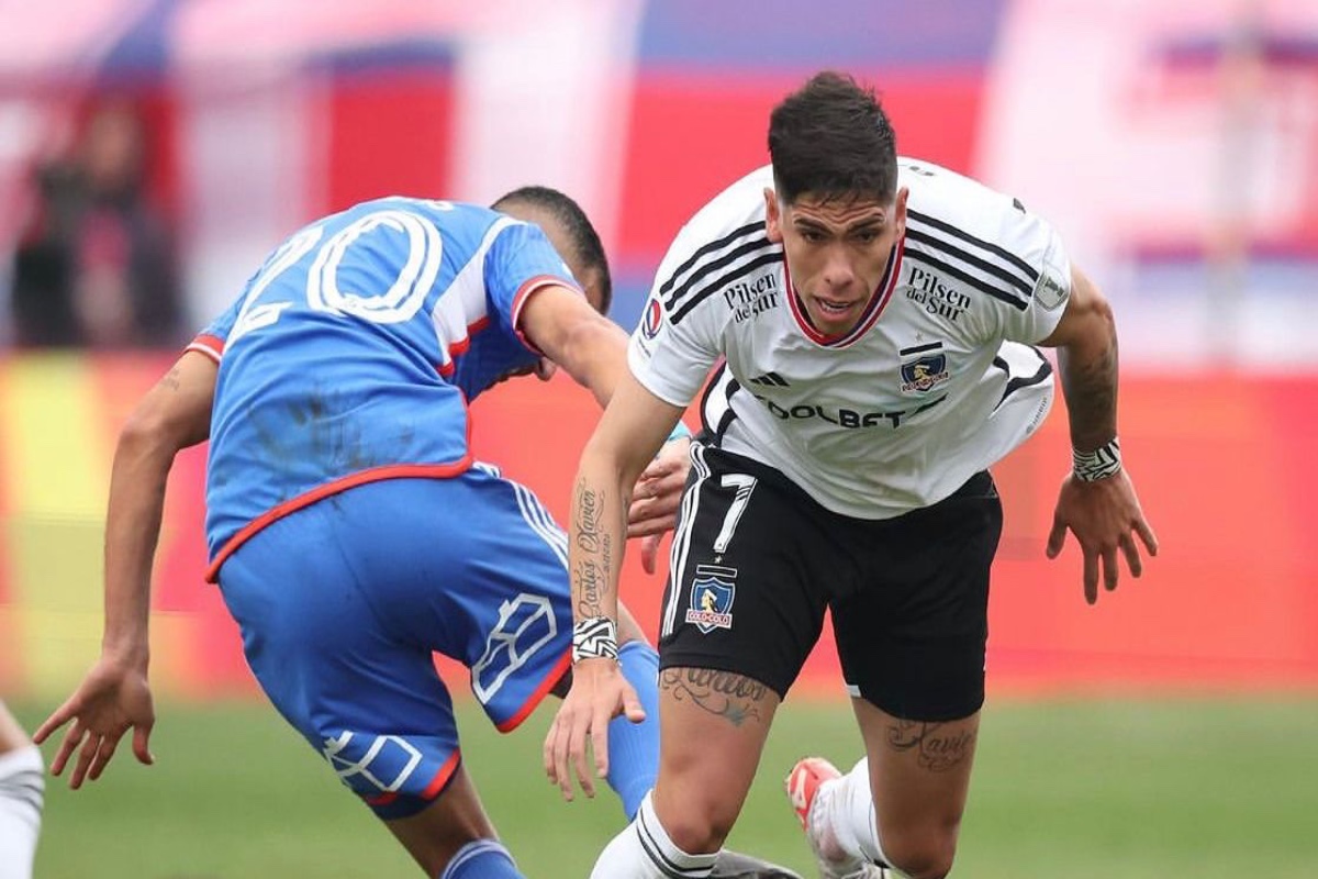 Carlos Palacios jugando ante la U por Colo Colo