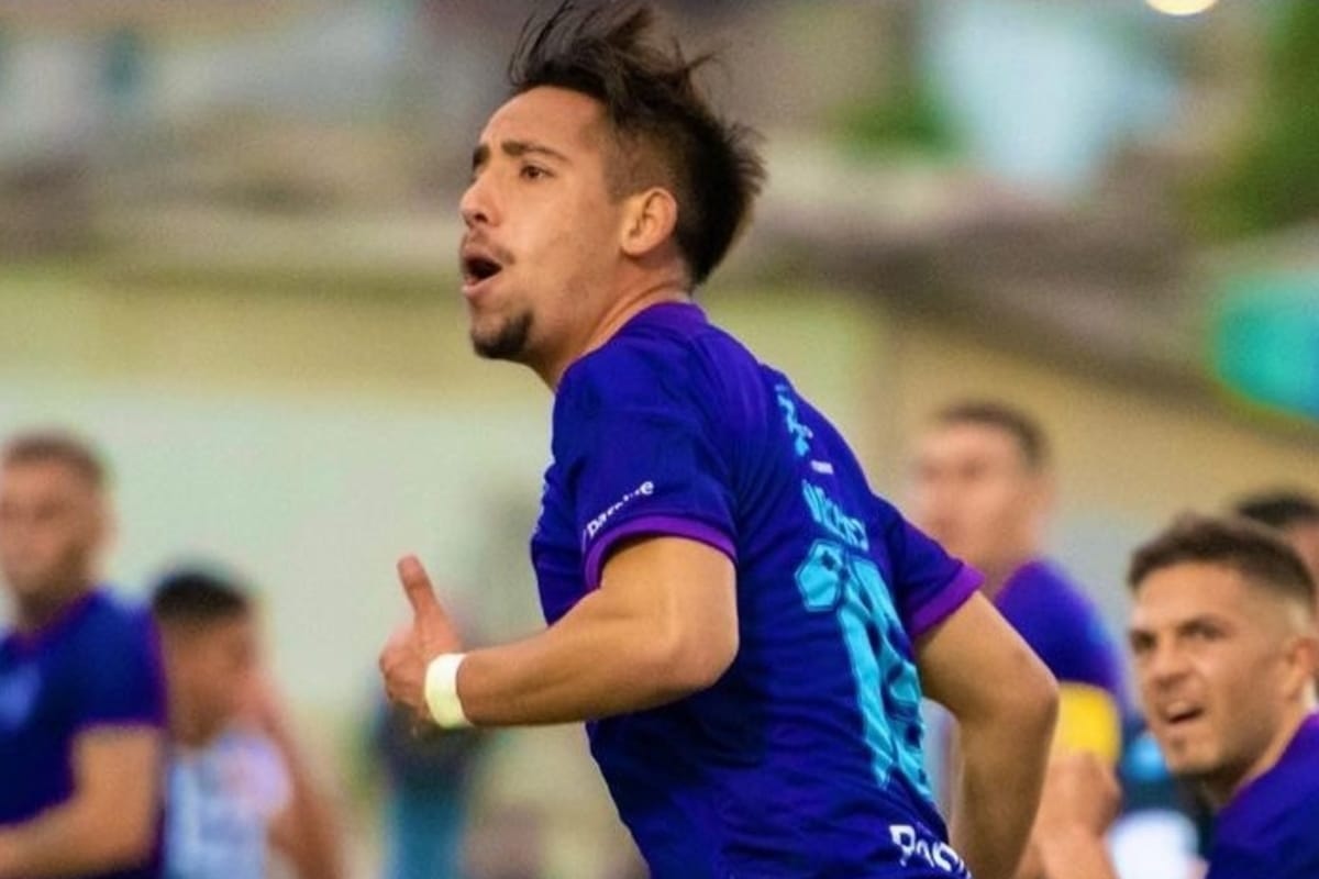 Sebastián Valencia celebrando un gol con la camiseta de San Antonio Unido.