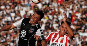 Esteban Paredes durante el partido de Colo-Colo vs Estudiantes de la Plata en la Noche Alba 2019.