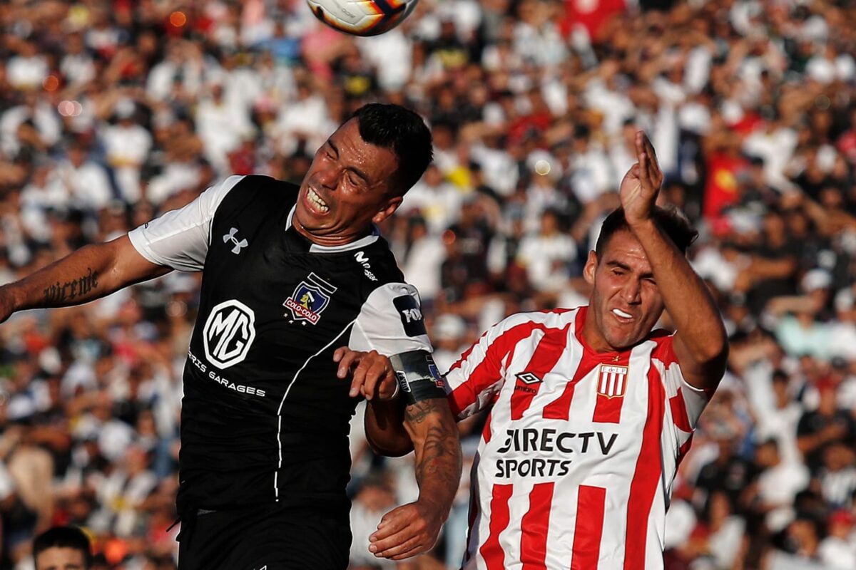 Esteban Paredes durante el partido de Colo-Colo vs Estudiantes de la Plata en la Noche Alba 2019.