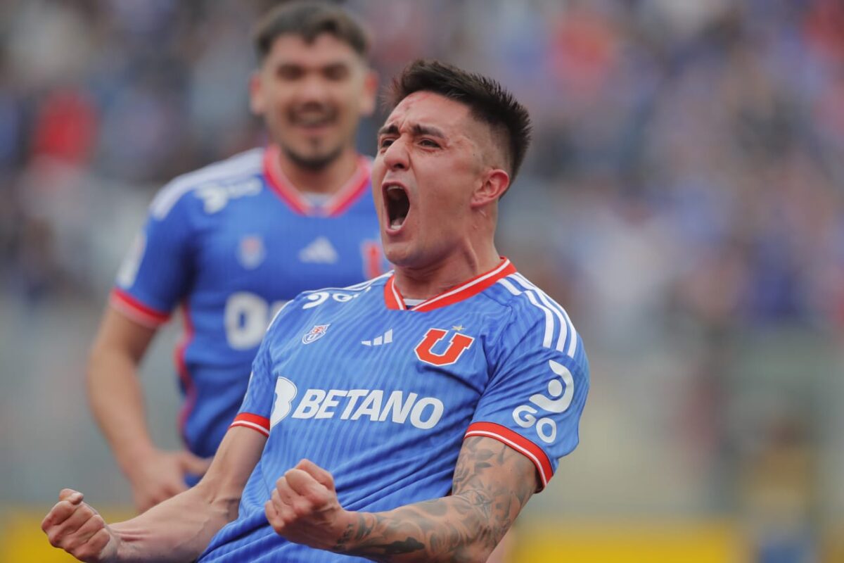 Primer plano a Ignacio Tapia von la camiseta de la Universidad de Chile, mientras celebra su gol contra Colo-Colo en el Superclásico