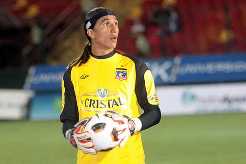 Plano americano de Juan Castillo con una camiseta amarilla de Colo-Colo.