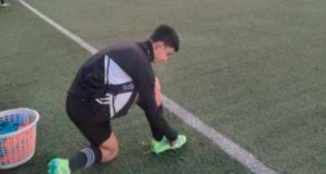 Gonzalo Barrientos se abrocha sus zapatos antes de comenzar un entrenamiento con la Sub 15 de Colo-Colo.