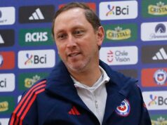 Primer plano a rostro de Luis Mena con el buzo de la Selección Chilena.