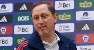 Primer plano a rostro de Luis Mena con el buzo de la Selección Chilena.
