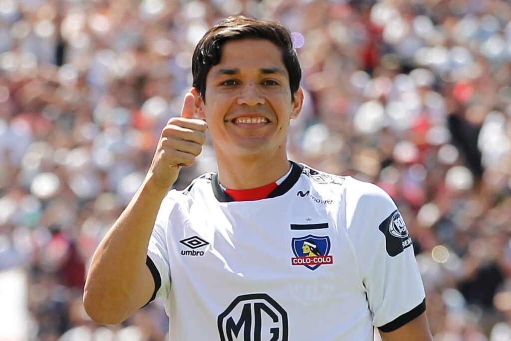 Primer plano a Matías Fernández con la camiseta de Colo-Colo, durante su presentación como refuerzo en el Estadio Monumental.