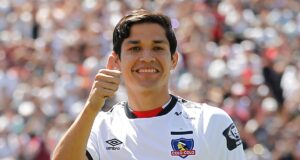 Primer plano a Matías Fernández con la camiseta de Colo-Colo, durante su presentación como refuerzo en el Estadio Monumental.