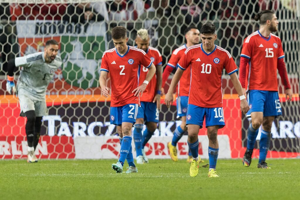 Selección Chilena tras recibir un gol en el partido amistoso frente a Polonia.