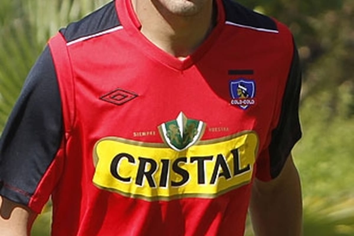 Primer plano a la Camiseta de entrenamiento de Raúl Olivares durante su paso por Colo-Colo en 2011.