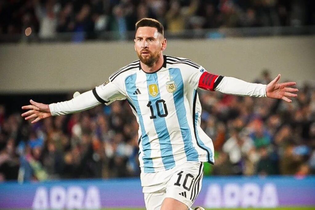 Primer plano a Lionel Messi celebrando su gol frente a Ecuador con la Selección Argentina.
