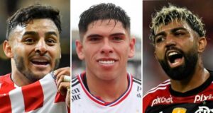 Primer plano a los futbolistas Alexis Vega, Carlos Palacios y Gabriel Barbosa, actuales jugadores de Chivas de Guadalajara, Colo-Colo y Flamengo, respectivamente.