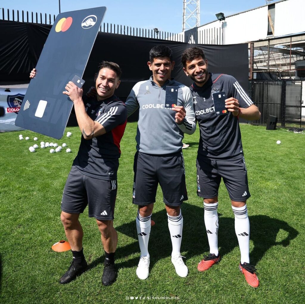Óscar Opazo, Esteban Pavez y Jeyson Rojas en el Estadio Monumental durante la presentación de la alianza entre Colo-Colo y Mercado Pago.