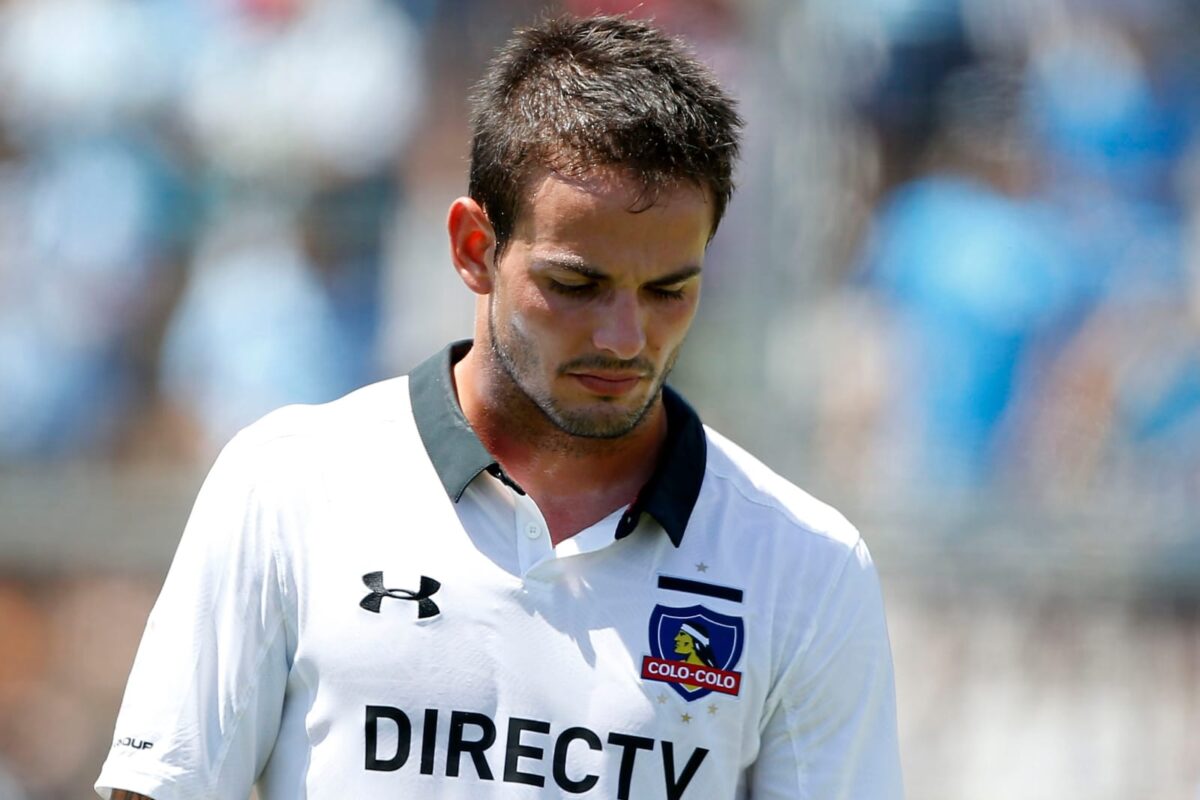 Octavio Rivero cabizbajo con la camiseta de Colo-Colo en la temporada 2017.