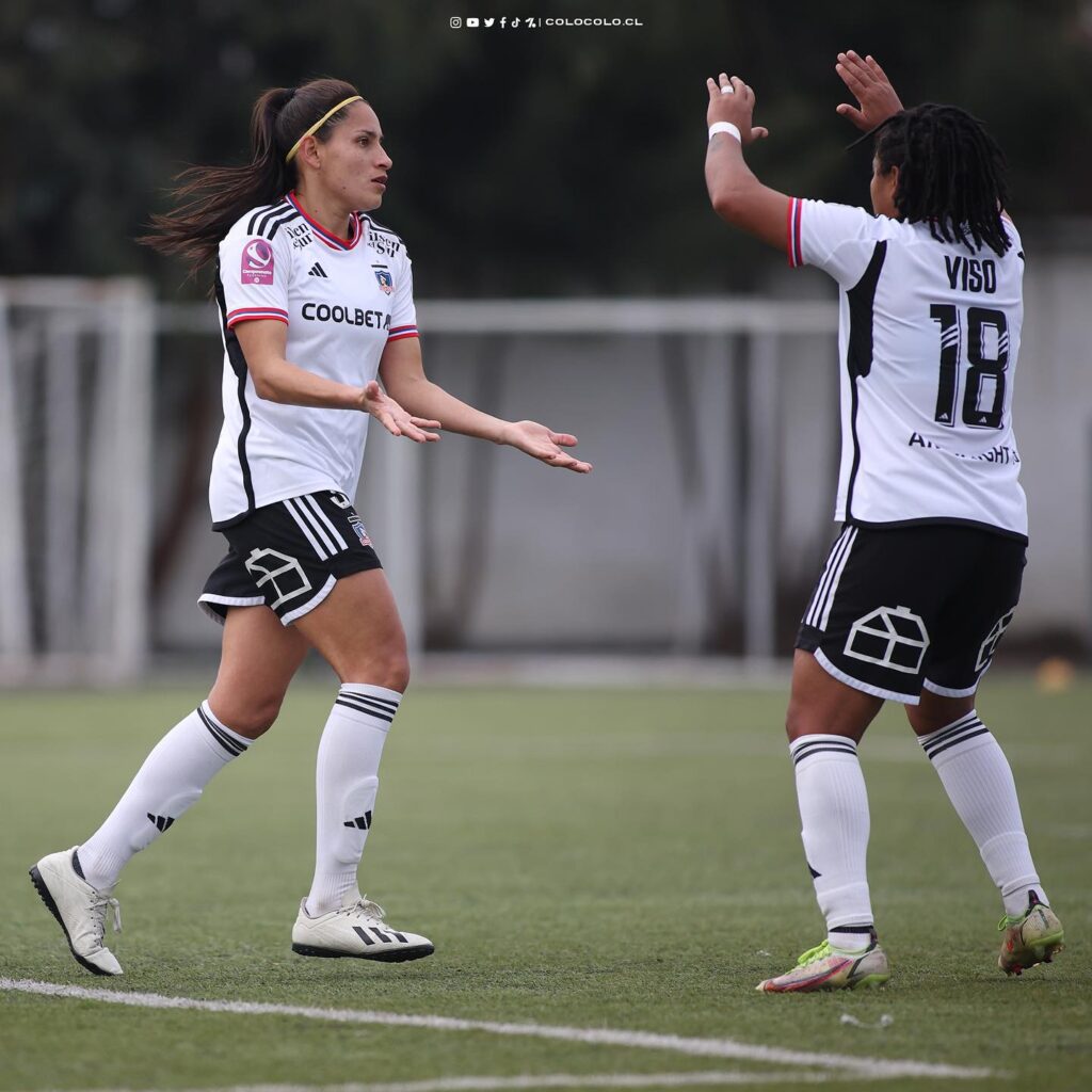 Korina Clavijo celebrando su gol junto a Ysaura Viso en el partido de Colo-Colo vs Palestino