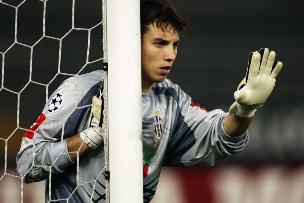 Fabián Carini acomodando la barrera en un partido de la Juventus.