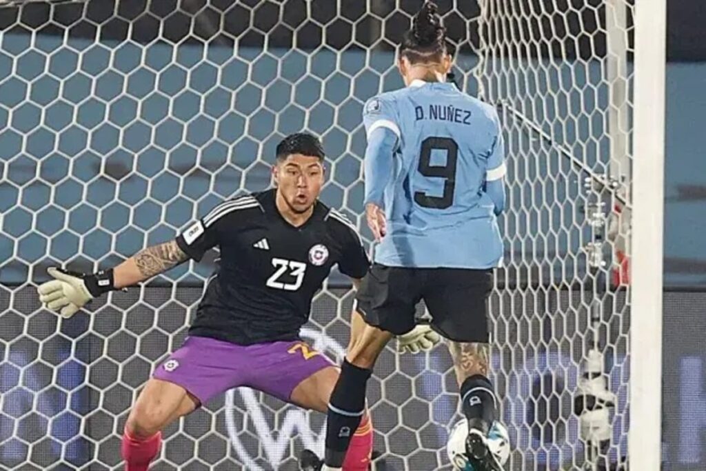 Mano a mano de Darwin Núñez y Brayan Cortés durante el partido de Uruguay vs la Selección Chilena.