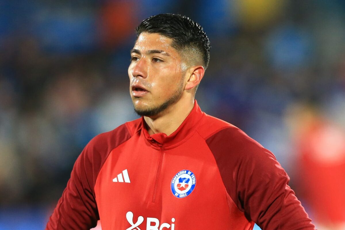 Primer plano a Brayan Cortés en la previa del partido de la Selección Chilena frente a Uruguay.