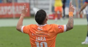 Primer plano a Ignacio Jara de espaldas celebrando su gol frente a Deportes Recoleta.