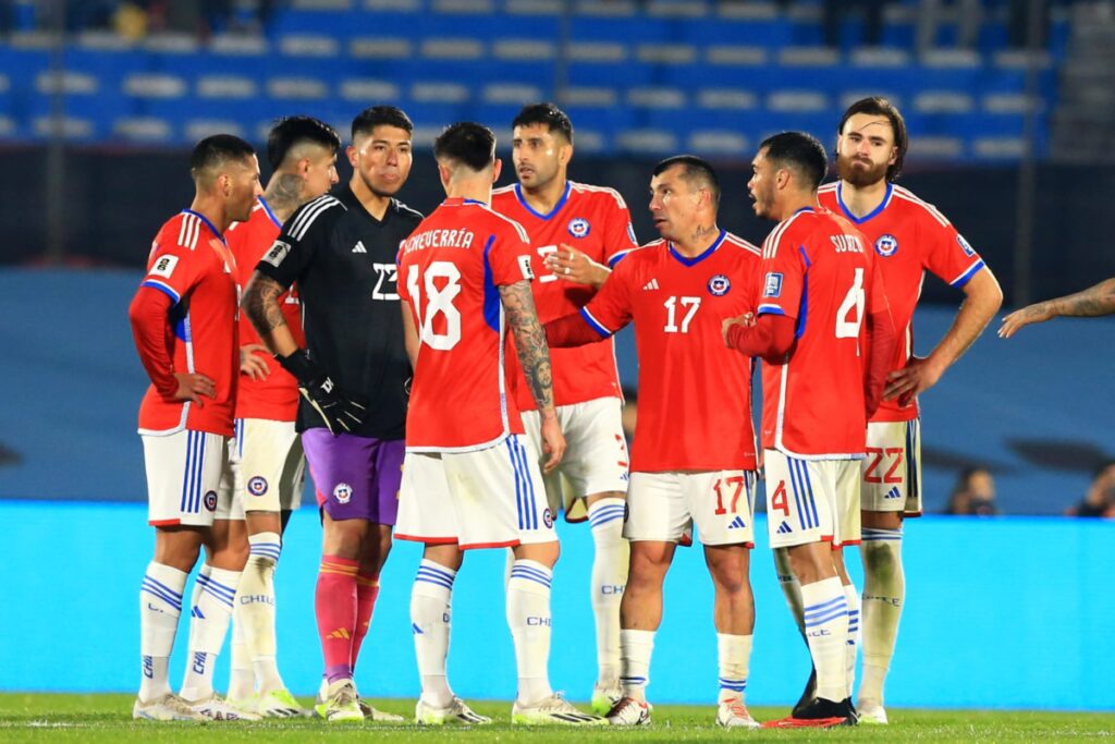Jugadores de la Selección Chilena tras la derrota frente a Uruguay.