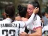 Primer plano a Nicole Carter mientras se despide de sus compañeras en su último partido de Colo-Colo,