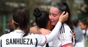 Primer plano a Nicole Carter mientras se despide de sus compañeras en su último partido de Colo-Colo,
