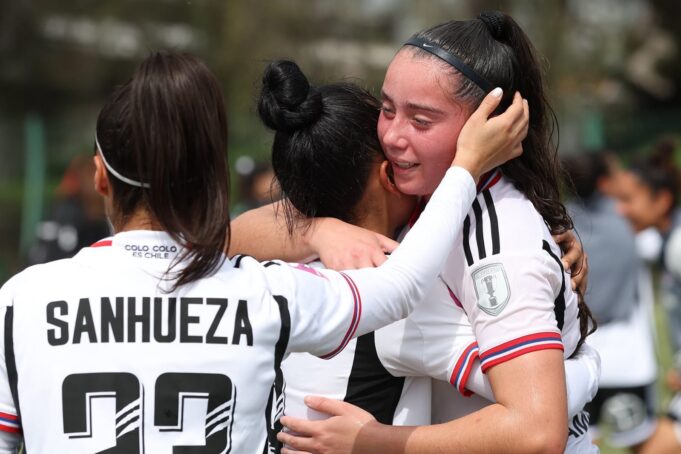 Primer plano a Nicole Carter mientras se despide de sus compañeras en su último partido de Colo-Colo,