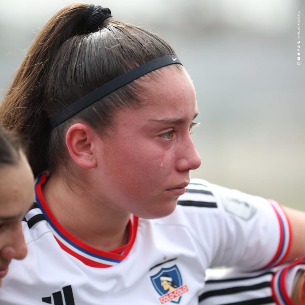 Primer plano al rostro de Nicole Carter llorando por su partida de Colo-Colo.