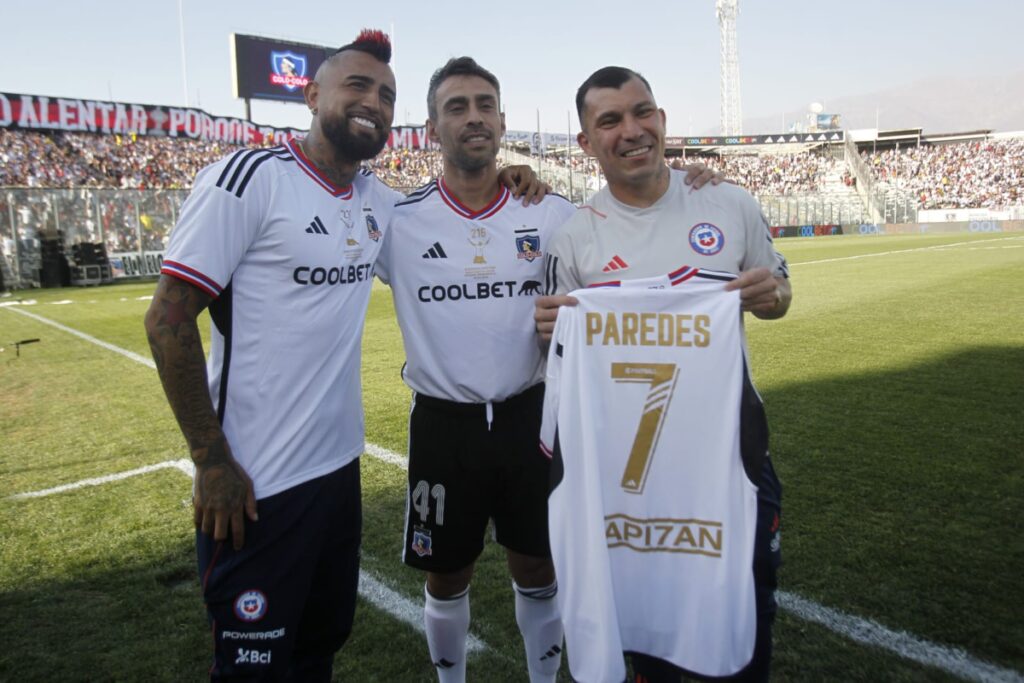 Arturo Vidal, Jorge Valdivia y Gary Medel durante la despedida de Esteban Paredes en la cancha del Estadio Monumental.