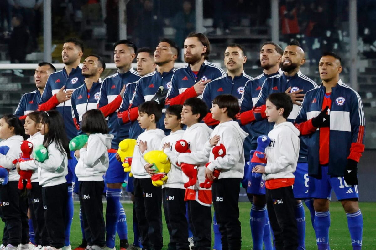 Jugadores de la Selección Chilena cantando el himno de Chile en el partido ante Colombia.