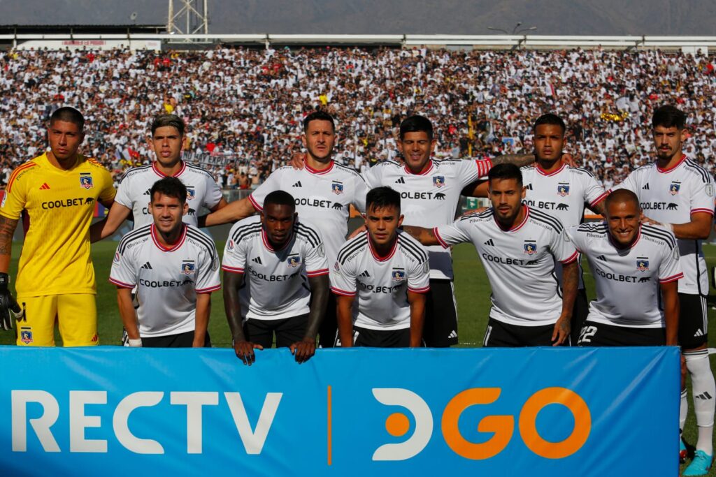 Formación de Colo-Colo en el partido frente a Magallanes en el Estadio Monumental.