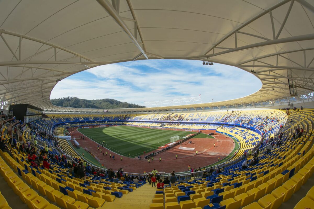 Foto desde dentro de la cancha y graderías del Estadio Ester Roa Rebolledo de Concepción.
