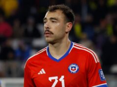 Primer plano al pecho y rostro de Matías Catalán con la camiseta de la Selección Chilena.