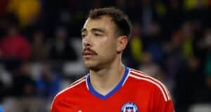 Primer plano al pecho y rostro de Matías Catalán con la camiseta de la Selección Chilena.