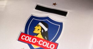 Escudo de Colo-Colo de la camiseta con que se presentó la indumentaria de 2017.
