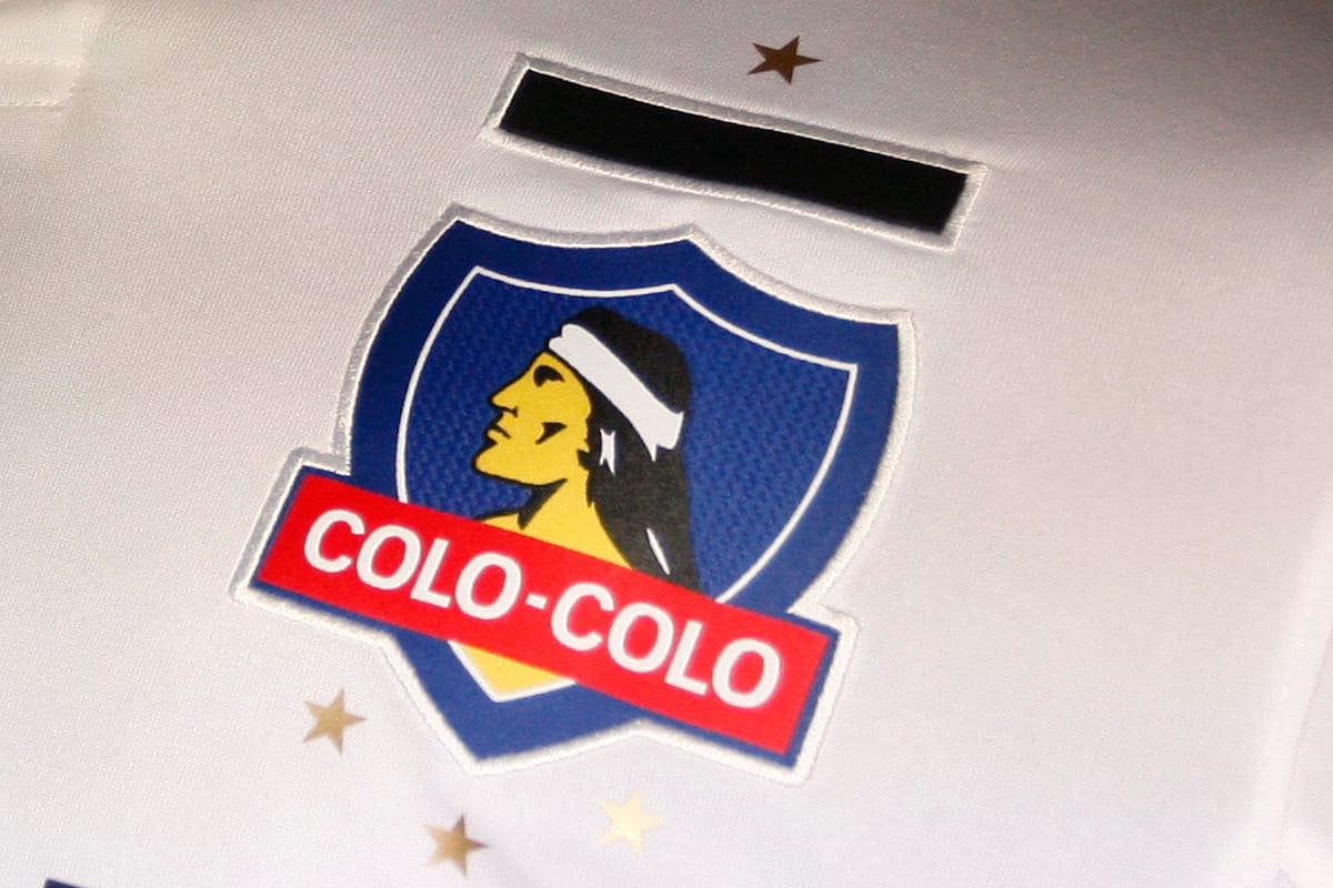 Escudo de Colo-Colo de la camiseta con que se presentó la indumentaria de 2017.