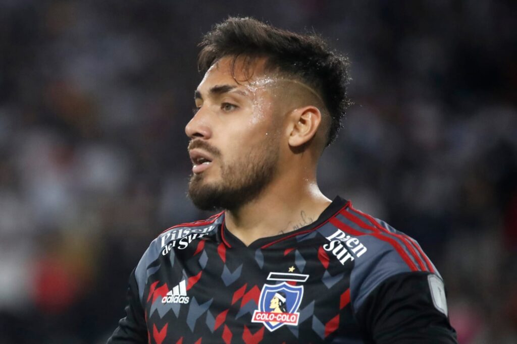 Primer plano al rostro de Marcos Bolados con la camiseta de Colo-Colo.