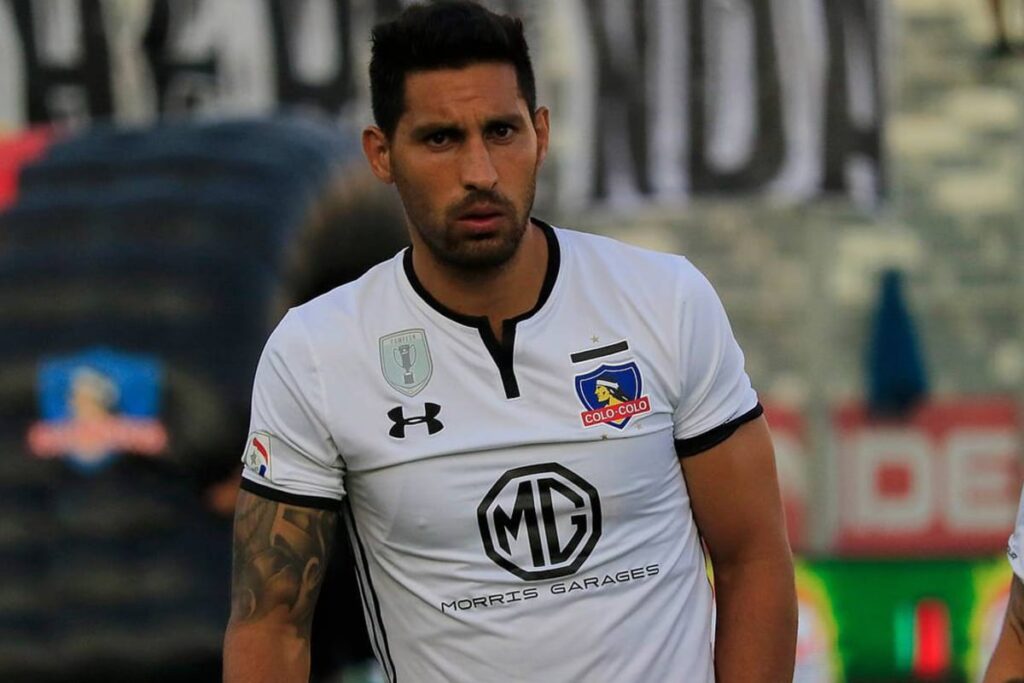 Plano americano de Juan Manuel Insaurralde con la camiseta de Colo-Colo.